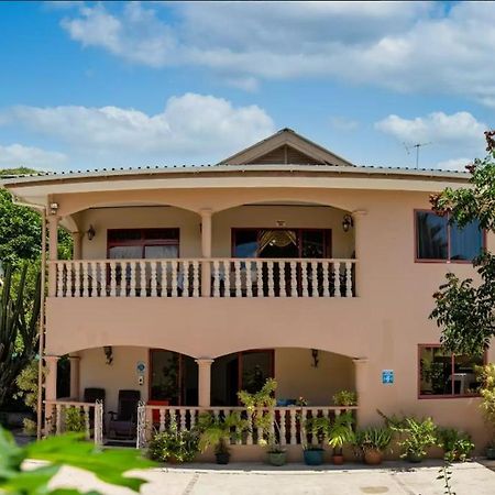 Апартаменты Chez Benoit Self Catering Виктория Экстерьер фото