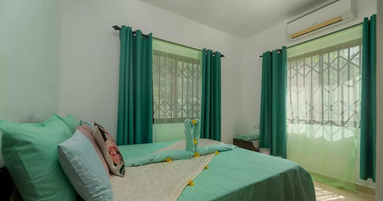 Апартаменты Chez Benoit Self Catering Виктория Экстерьер фото