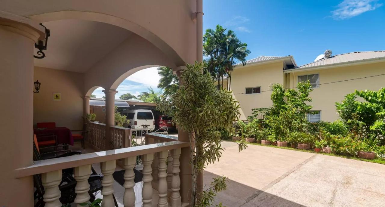 Апартаменты Chez Benoit Self Catering Виктория Экстерьер фото