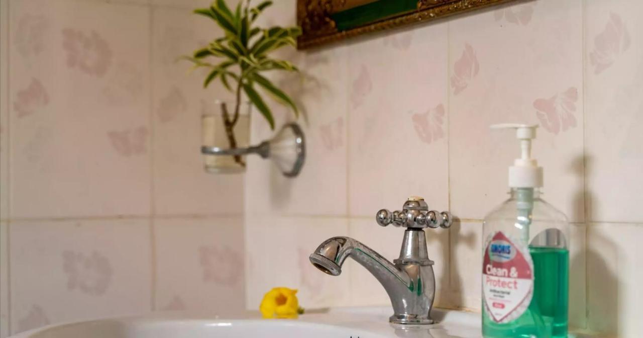 Апартаменты Chez Benoit Self Catering Виктория Экстерьер фото