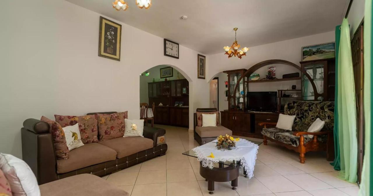 Апартаменты Chez Benoit Self Catering Виктория Экстерьер фото