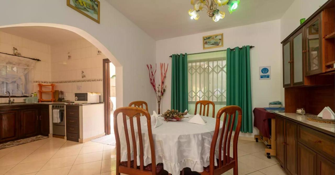 Апартаменты Chez Benoit Self Catering Виктория Экстерьер фото