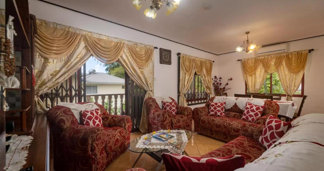 Апартаменты Chez Benoit Self Catering Виктория Экстерьер фото