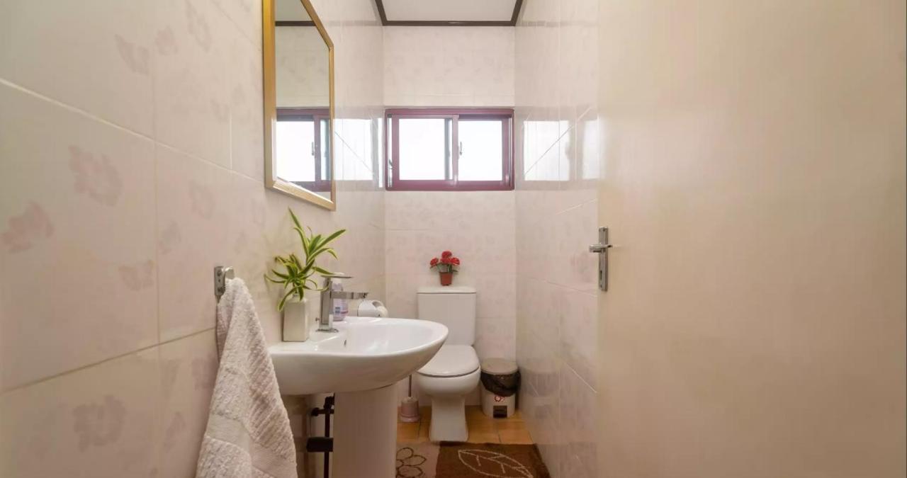 Апартаменты Chez Benoit Self Catering Виктория Экстерьер фото