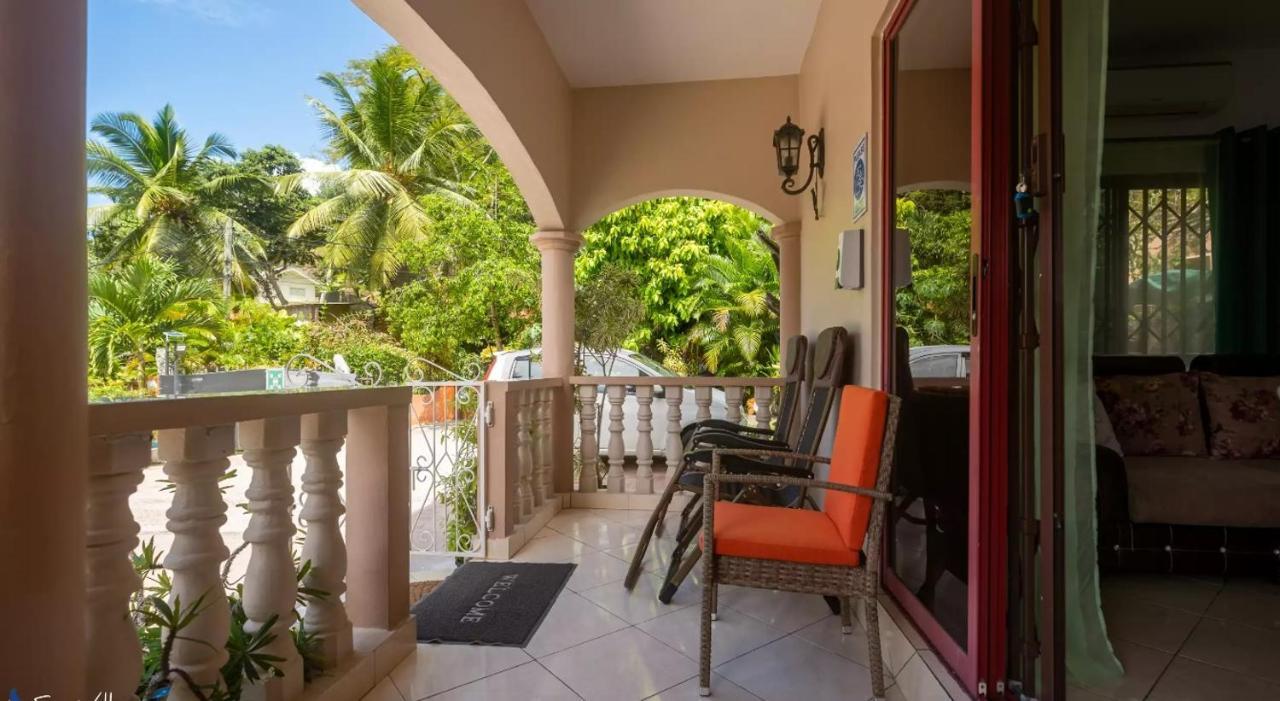 Апартаменты Chez Benoit Self Catering Виктория Экстерьер фото