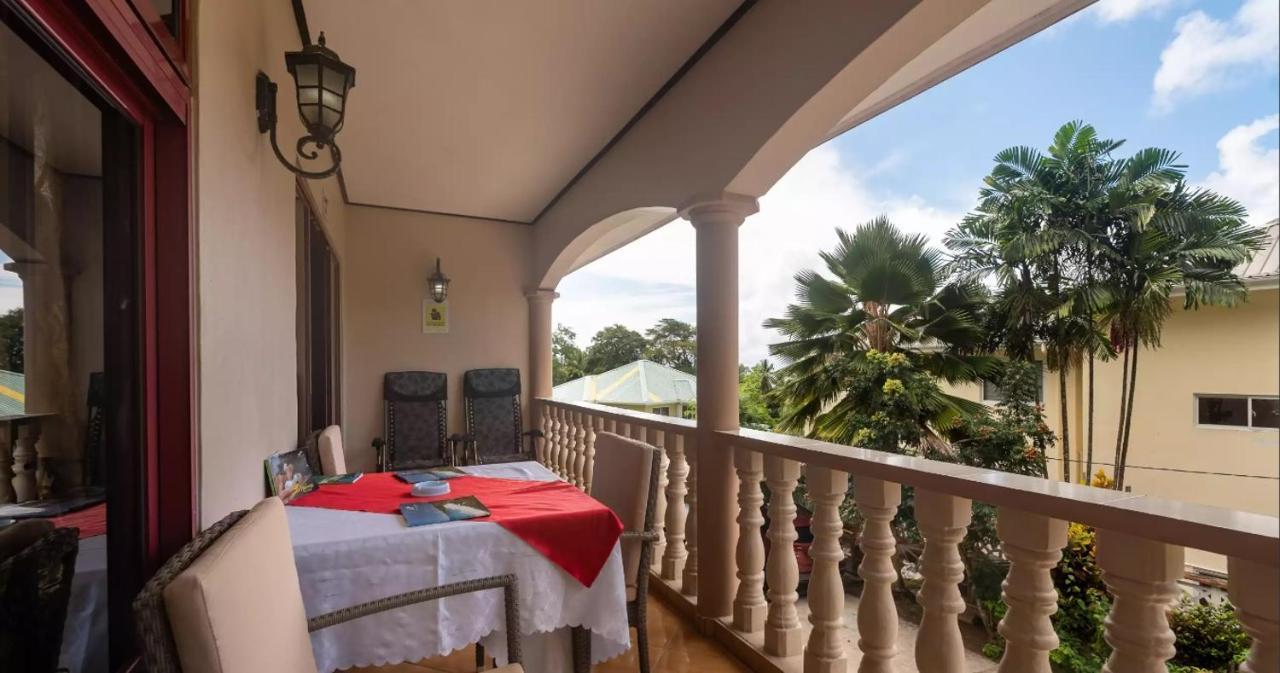 Апартаменты Chez Benoit Self Catering Виктория Экстерьер фото