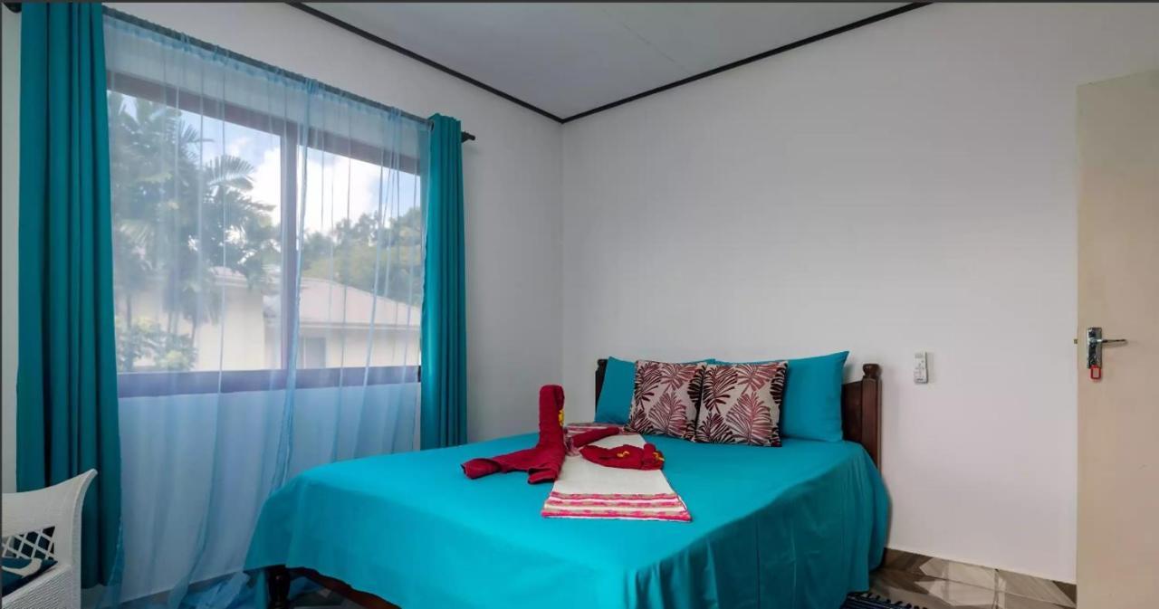 Апартаменты Chez Benoit Self Catering Виктория Экстерьер фото