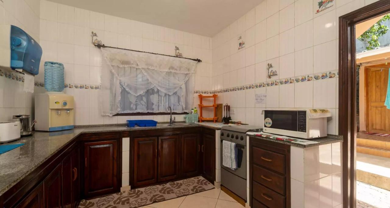Апартаменты Chez Benoit Self Catering Виктория Экстерьер фото