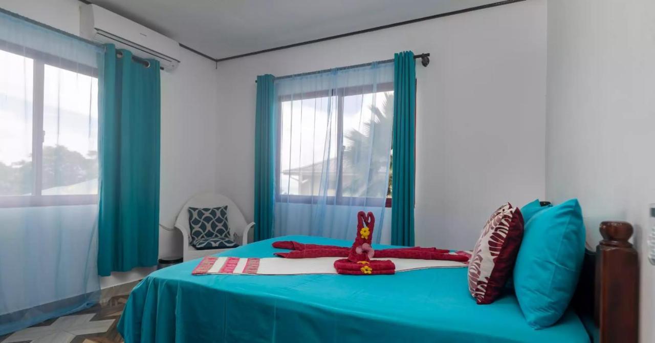 Апартаменты Chez Benoit Self Catering Виктория Экстерьер фото
