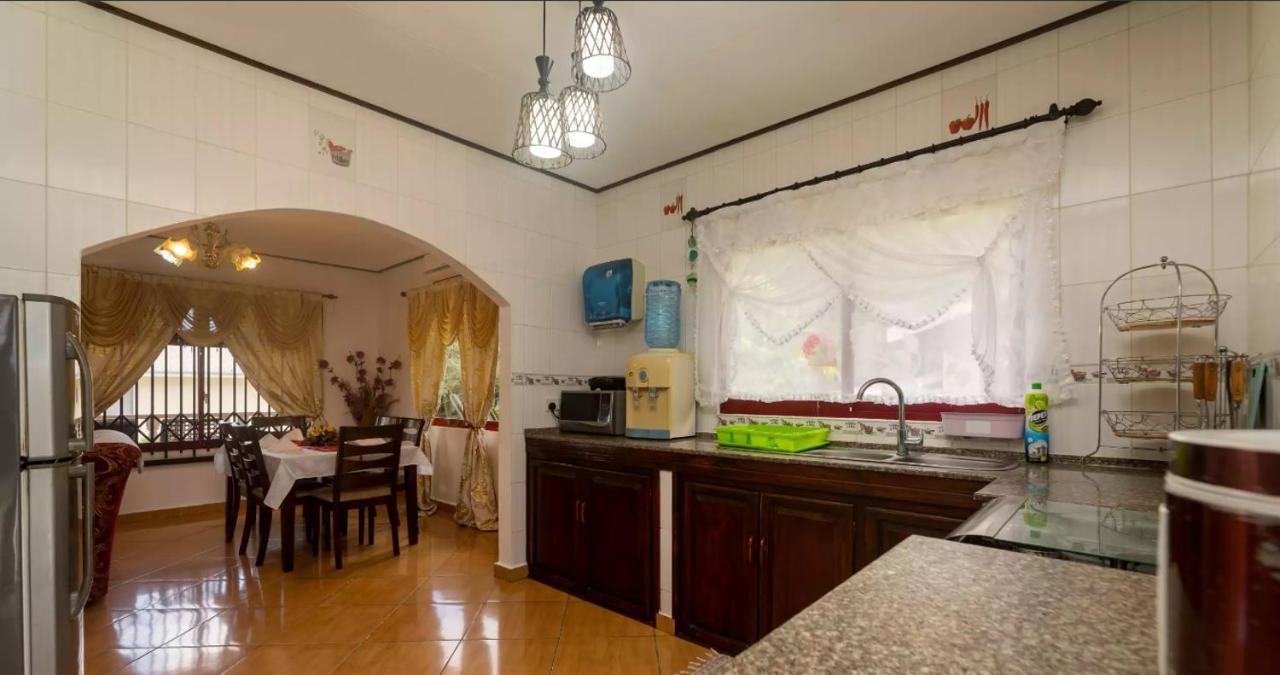 Апартаменты Chez Benoit Self Catering Виктория Экстерьер фото