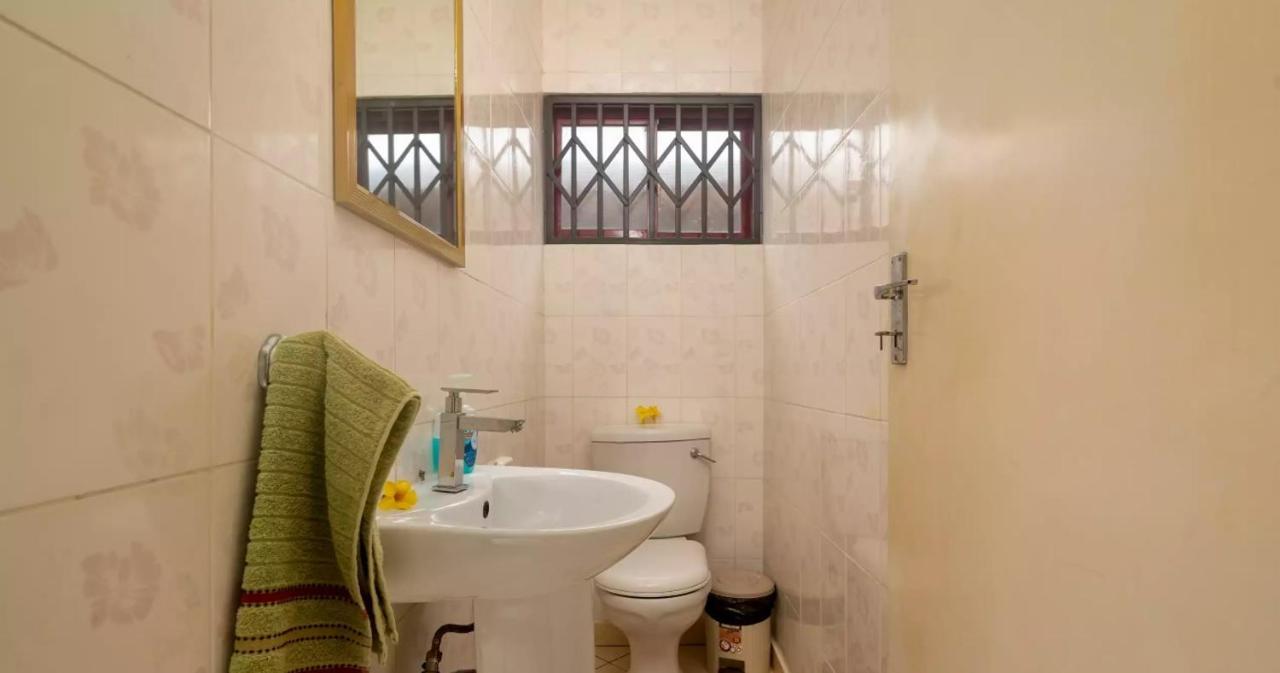 Апартаменты Chez Benoit Self Catering Виктория Экстерьер фото