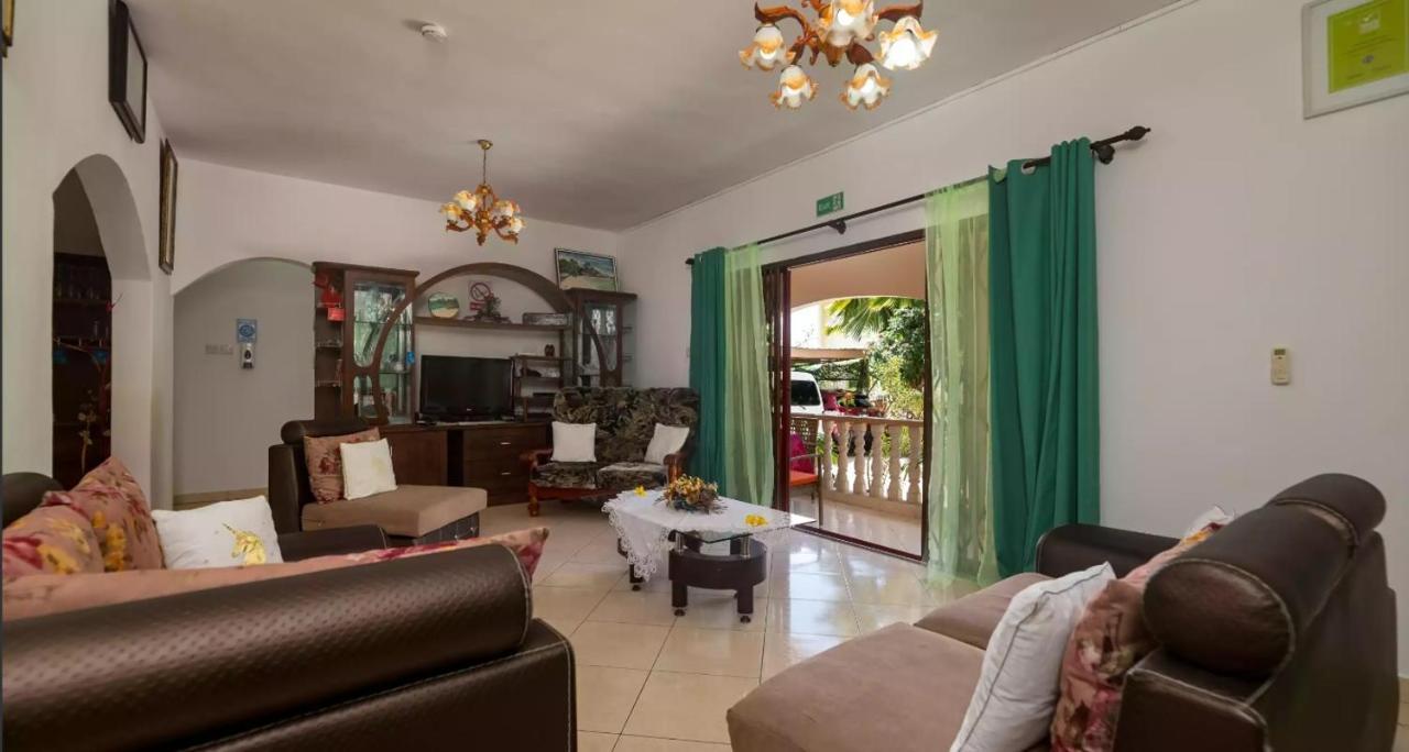 Апартаменты Chez Benoit Self Catering Виктория Экстерьер фото