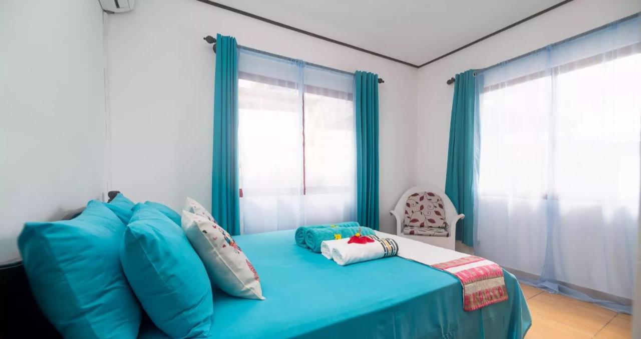 Апартаменты Chez Benoit Self Catering Виктория Экстерьер фото