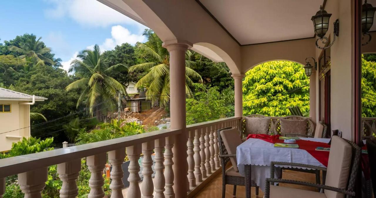 Апартаменты Chez Benoit Self Catering Виктория Экстерьер фото