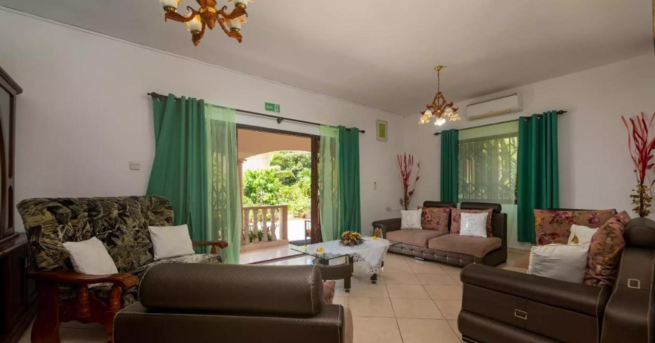 Апартаменты Chez Benoit Self Catering Виктория Экстерьер фото