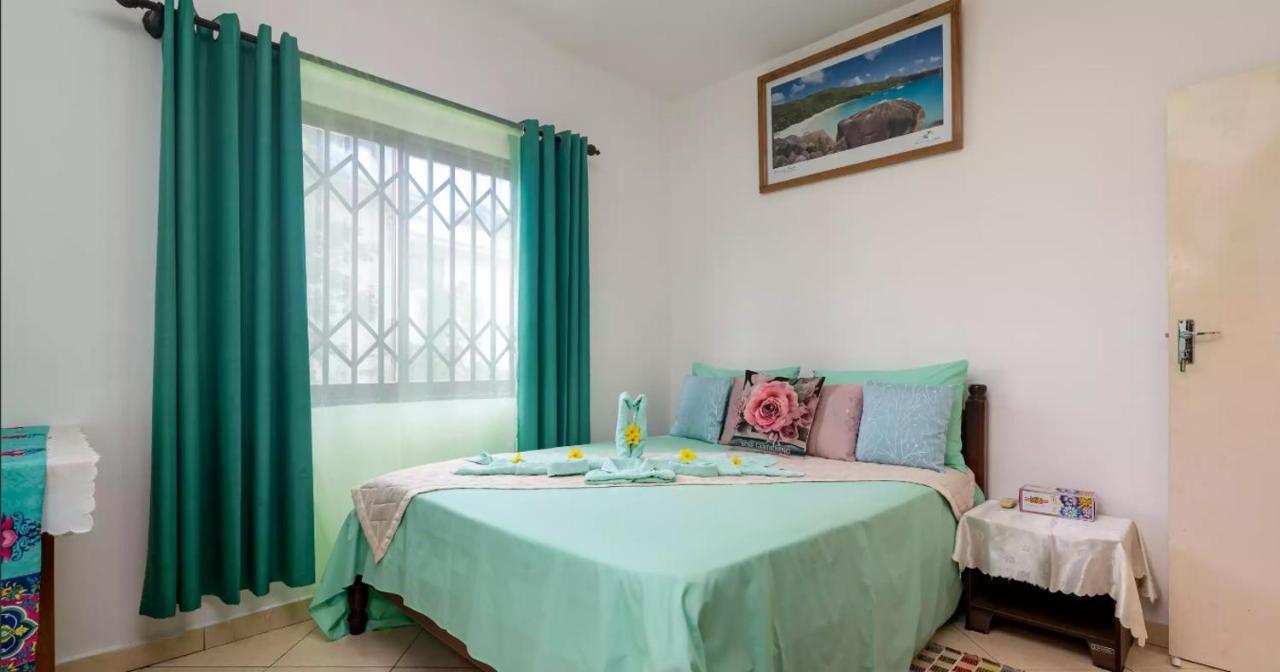 Апартаменты Chez Benoit Self Catering Виктория Экстерьер фото