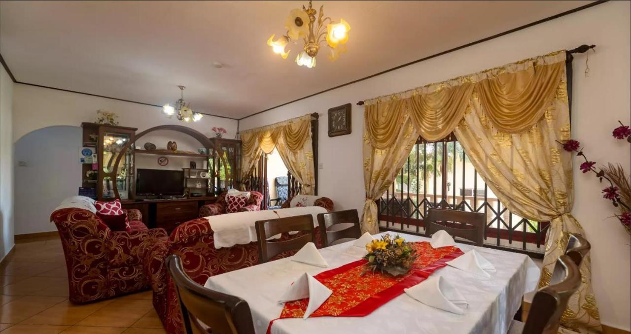 Апартаменты Chez Benoit Self Catering Виктория Экстерьер фото